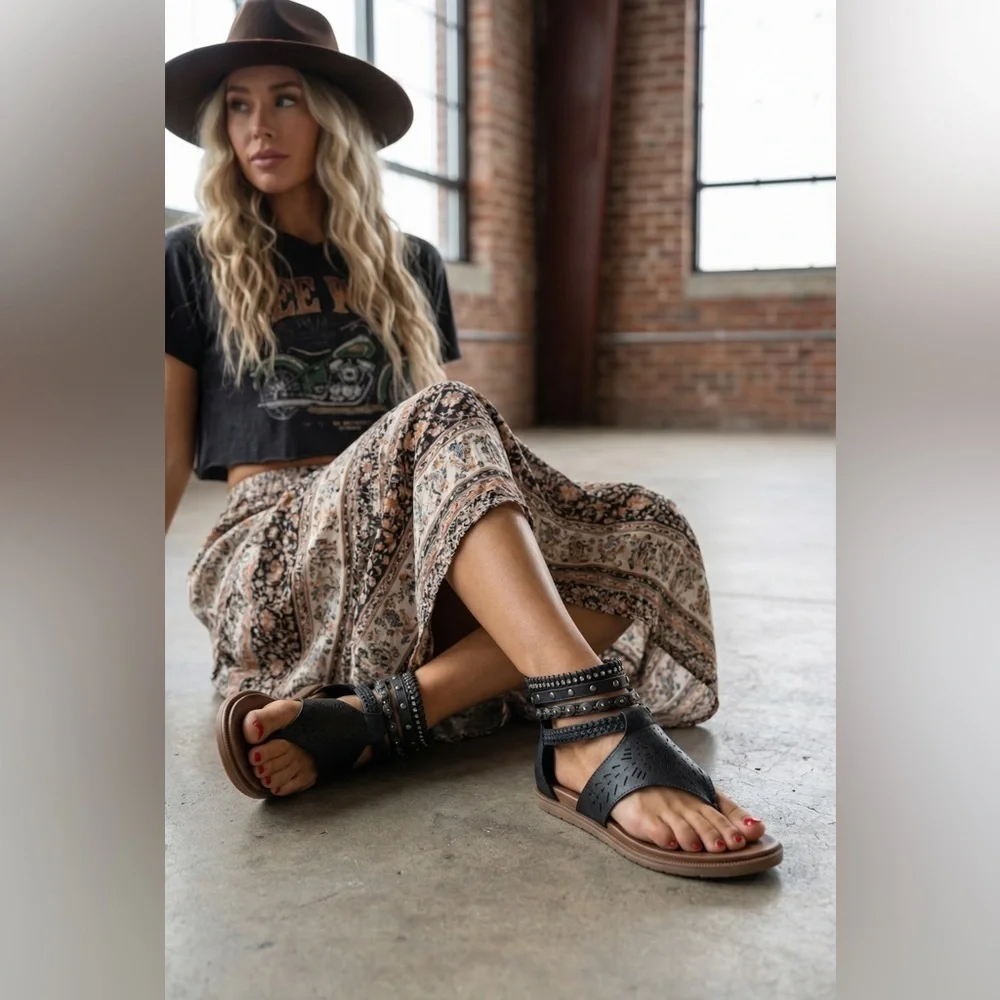 NIB Brand New Very G Mazey Boho Vegan Leather Festival Laser Cut Studded Sandals - Picture 3 of 12